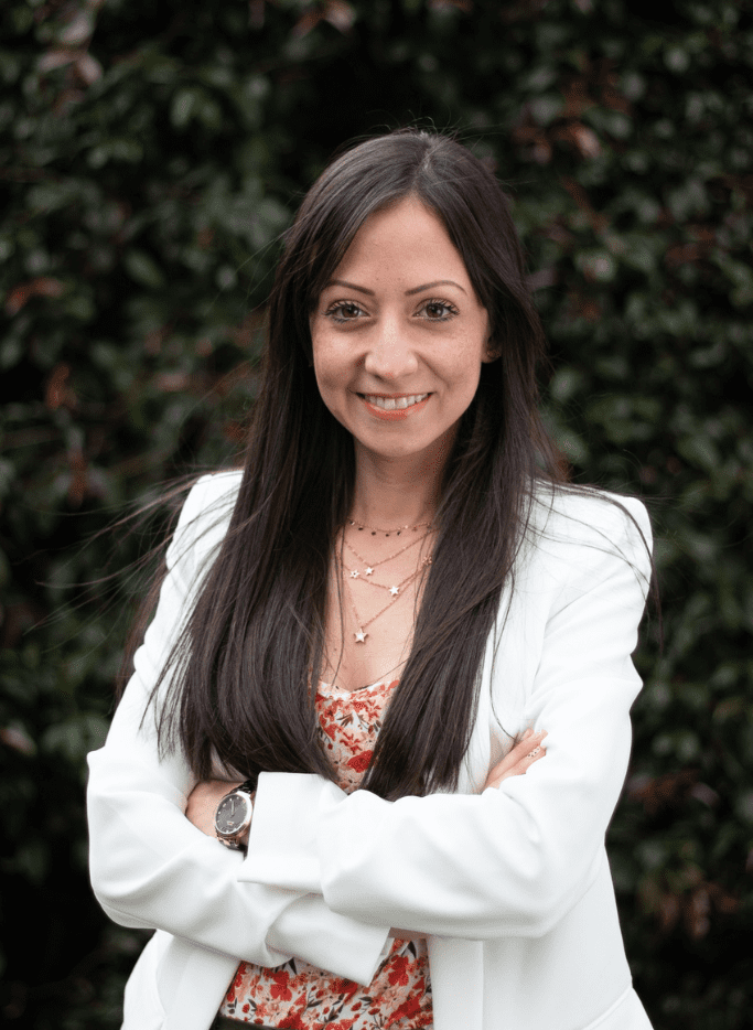 Samady Ysaacura, especialista en gestión emocional, sonriente y cercana a su comunidad.